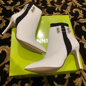 Gianni Bini JAIDEE PIERCED LEATHER SOCK BOOTIES